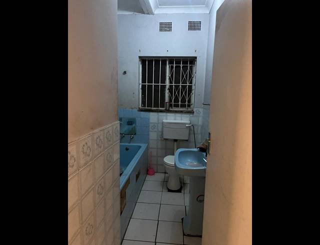 17 BEDROOM HOUSE FOR SALE IN KEMPTON PARK EXT 03